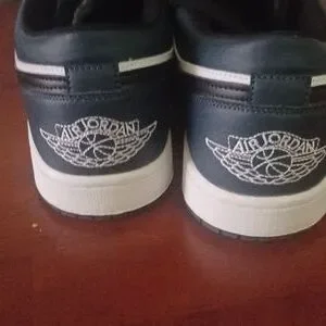 JORDAN AIR EXCELLENT  CONDITION SIZE 9 1/2, USED BLACK AND WHITE. INSIDE IS GOOD DV0991-101 Nike Air Jordan 1 Mid Black White Panda (Women main image 3